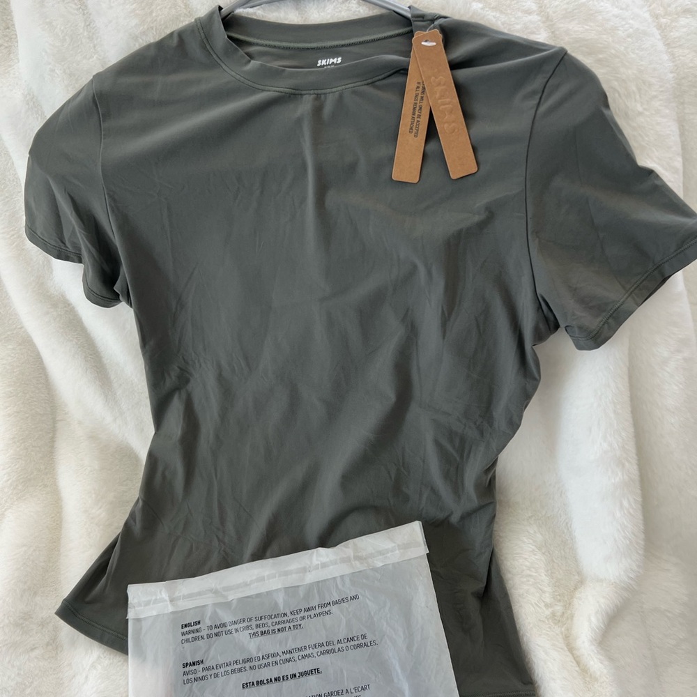 SKIMS FITS EVERYBODY SHORT SLEEVE T-SHIRT. Size small. Brand new in the bag.